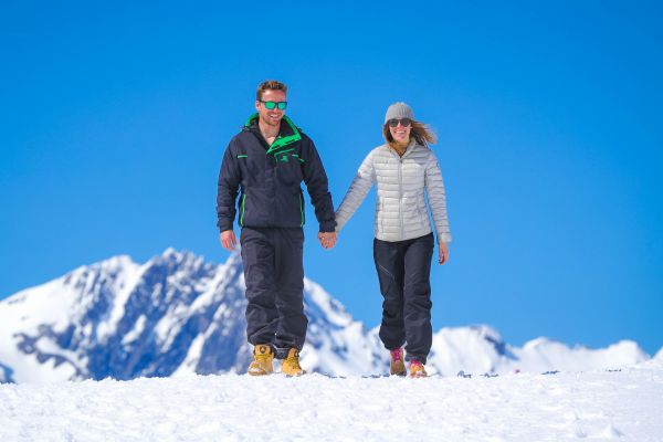 Balade en couple à la neige